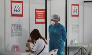 Một phụ nữ làm xét nghiệm kháng nguyên nhanh tại một trung tâm xét nghiệm ở Singapore khi chính quyền thành phố tiết lộ rằng cô ấy đã tiêm vắc-xin cho 96% dân số đủ điều kiện.