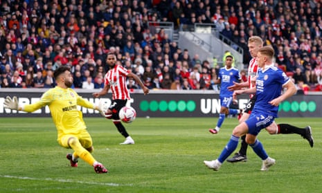 Leicester City's Harvey Barnes scores his side's equaliser.