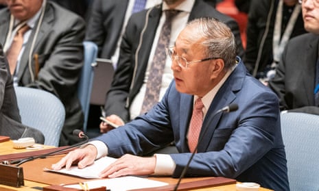 El representante permanente de la ONU y embajador de China, Zhang Jun, habla durante la reunión del consejo de seguridad sobre el mantenimiento de la paz y la seguridad internacionales en la sede de la ONU.