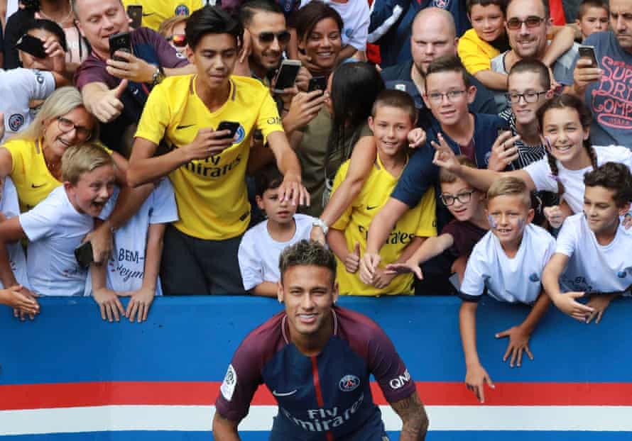 Neymar poses for PSG fans in 2017.
