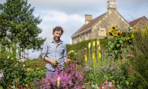 Echando raíces: la transformación de un jardín de la granja 6 New horizons: Dan in the flower garden at his farm in Somerset.