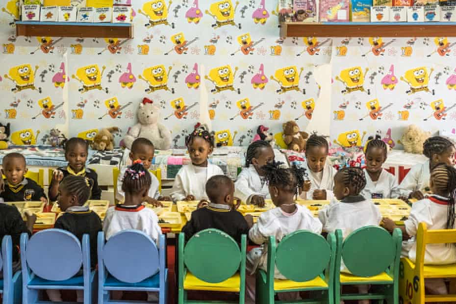 Students at Bees Haven kindergarten eating a healthy lunch.
