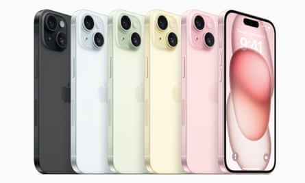 O iPhone 15 ganha o novo design de entalhe de tela dos modelos Pro do ano passado.