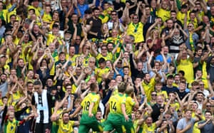Teemu Pukki (rechts) von Norwich City feiert seinen Treffer.
