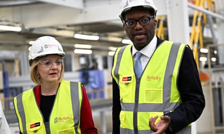 İngiltere'yi alt üst eden mini bütçe – ve Liz Truss | ekonomi 2 Truss ve eski başbakan Kwasi Kwarteng, Eylül ayında Kent'te bir şantiyeyi ziyaret ediyor.