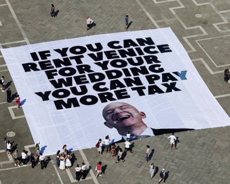 Una hoja gigante en el suelo dice: “Si puedes alquilar Venecia para tu boda, puedes pagar más impuestos”.