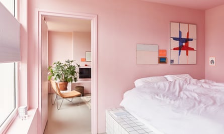 Melayang jauh: lebih merah muda di kamar tidur.
