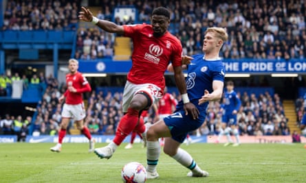 ‘Everything is possible’: Nottingham Forest draw fire in fight for survival | Nottingham Forest 1 Nottingham Forest’s Serge Aurier battles for possession with Chelsea’s Lewis Hall