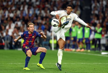 Jude Bellingham flicks the ball on in front of Frenkie de Jong.