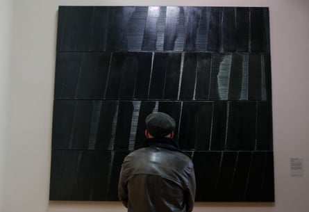 Painting 324x362 (1985) exhibited at the Louvre Museum in Paris in 2019, in a retrospective on the occasion of the 100th anniversary of Pierre Soulages.