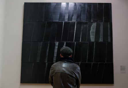 Peinture 324x362 (1985) exposée au musée du Louvre à Paris en 2019, dans le cadre d'une rétrospective à l'occasion du 100e anniversaire de Pierre Soulages.