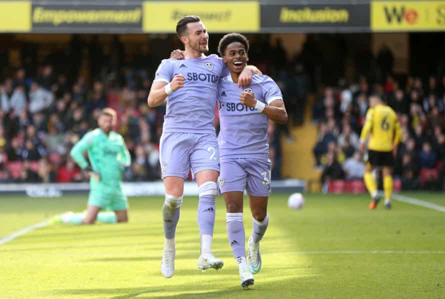 Jack Harrison (à gauche) célèbre avec Crysencio Summerville après avoir marqué le troisième but de Leeds United.