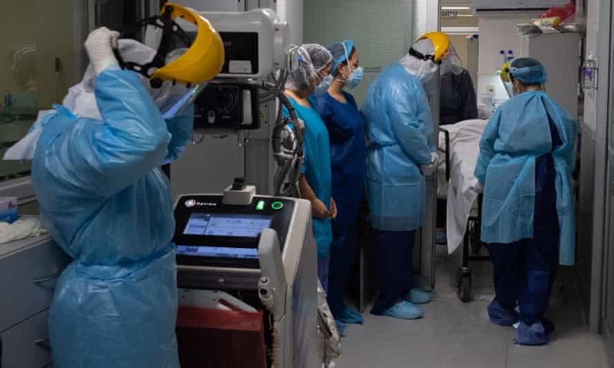 Los trabajadores de la morgue retiran el cuerpo de un paciente que murió de Covid-19 en un hospital privado en Montevideo, Uruguay.