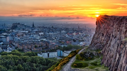 Sunset over Edinburgh Old Town taken from Arthurs SeatMT7F4C Sunset over Edinburgh Old Town taken from Arthurs Seat