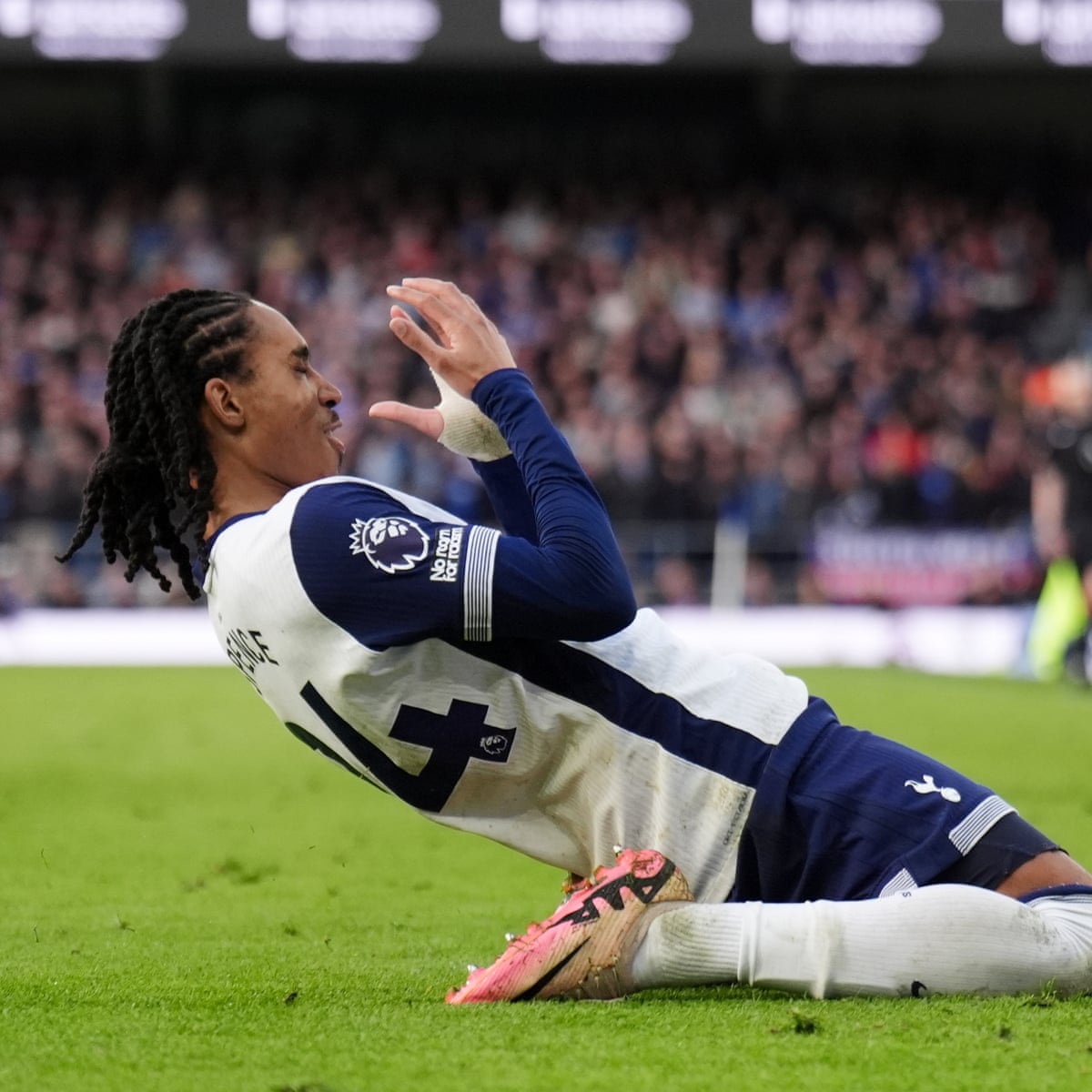 Hai ngôi sao có thể đến M.U nếu Tottenham xuống hạng 2 Djed Spence waited two years for a start at Spurs. Now he's indispensable | Tottenham Hotspur | The Guardian