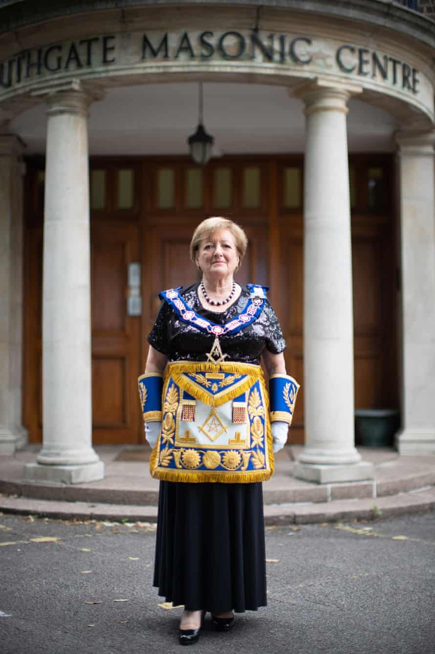 Maxine Besser, Grand Maître Adjoint, 74 ans. Elle vit dans le Sussex et en est membre depuis 1984.