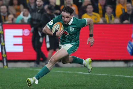 Hugo Keenan scores a try