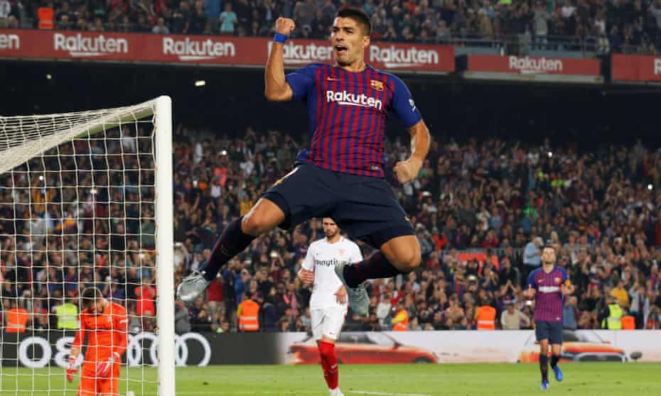 Luis Suárez celebrates scoring Barcelona’s third goal against Sevilla from the penalty spot.