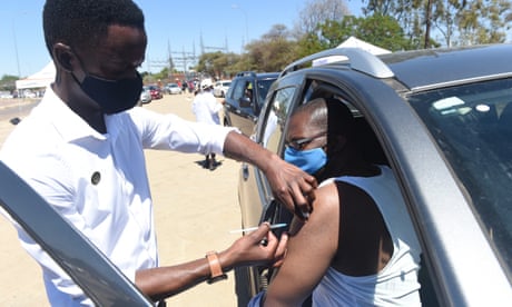 Un uomo che riceve un vaccino contro il Covid in un sito drive-through in Botswana.