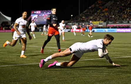 Henry Slade finishes off an attack to clinch the bonus point for Exeter