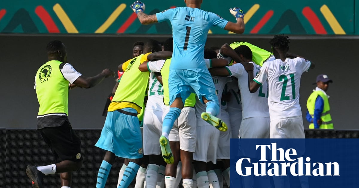 Sadio Mané nets late penalty to give Senegal victory against Zimbabwe