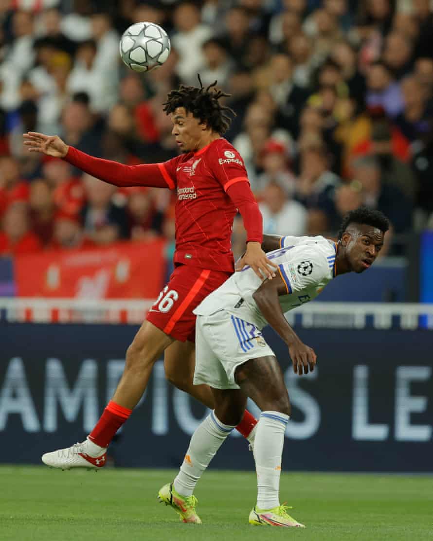 Trent Alexander Arnold beats Vinicius Junior to the ball.
