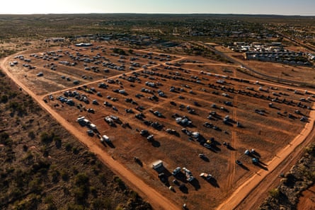 Pengunjung tiba di Exmouth di Australia Barat untuk melihat gerhana matahari total.