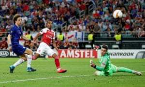 Arsenal’s Joe Willock shoots wide.
