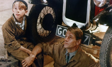 Jeremy Irons, benar, berperan sebagai salah satu ayah ideal Roald Dahl di Danny the Champion of the World.