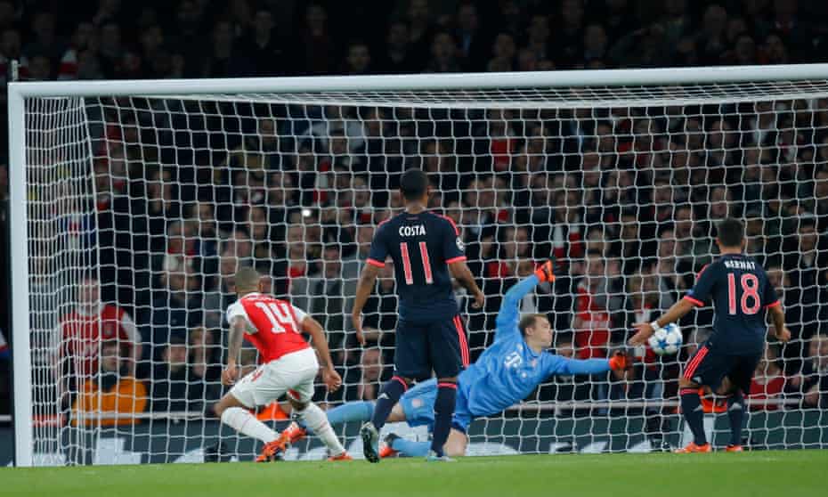 Bayern Munich’s Manuel Neuer made an incredible reflex save from Theo Walcott’s header to deny Arsenal a first-half lead.