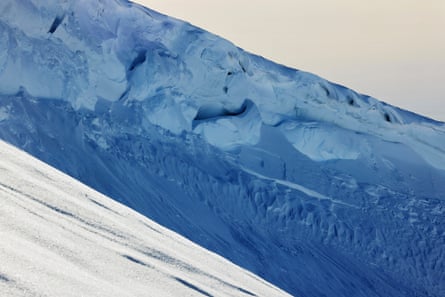 Unstable fragments of snow