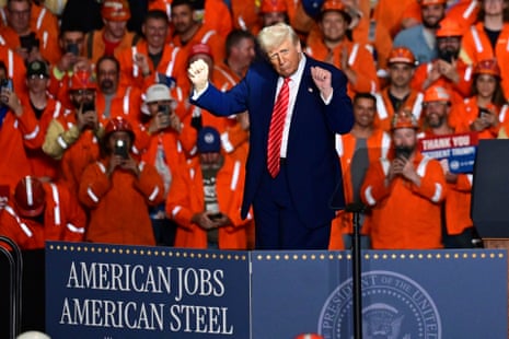 डोनाल्ड ट्रम्प ने मई 2025 में वेस्ट मिफ्लिन, पेंसिल्वेनिया में यूएस स्टील प्लांट में एक रैली में वादा किया था कि आयातित स्टील पर टैरिफ अमेरिकी स्टील श्रमिकों की नौकरियों की रक्षा करेगा।