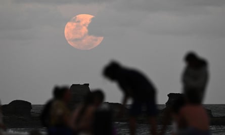 First Factor: Biden makes ultimate plea in excessive stakes midterms | US information 2 People watch as a full moon rises ahead of a total lunar eclipse in Stanwell Park, Australia, on Tuesday morning.