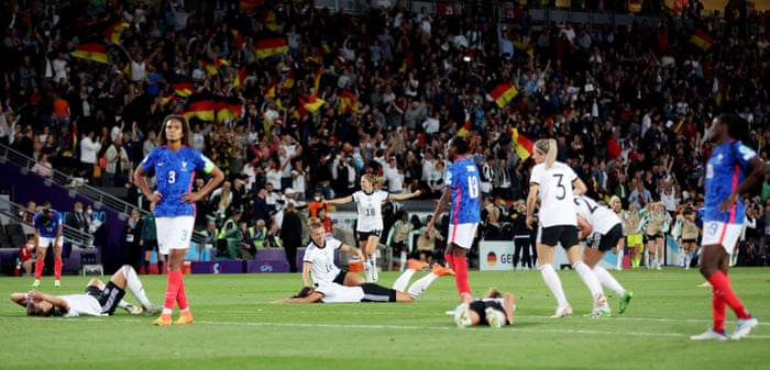 Los jugadores alemanes celebran cuando suena el silbato final mientras hay abatimiento entre las filas francesas.