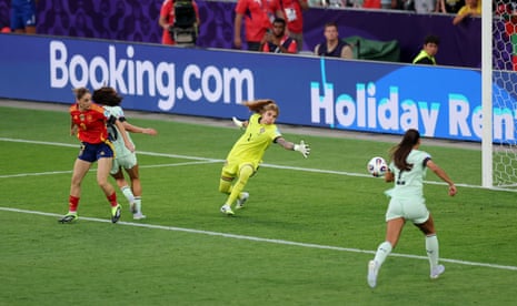 Esther Gonzalez scores for Spain!