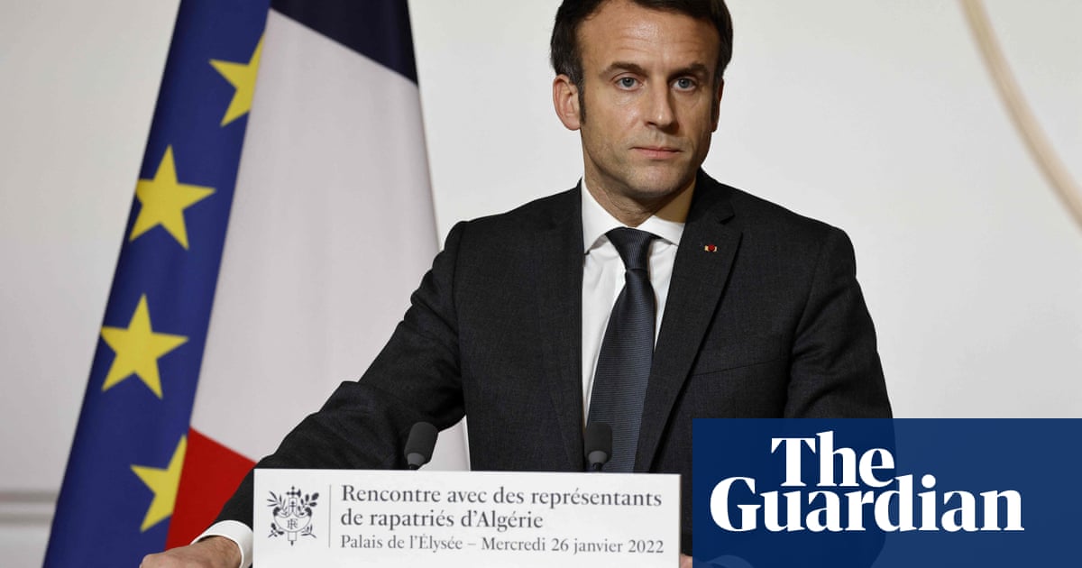 Macron meets Algerian-born French citizens with one eye on election