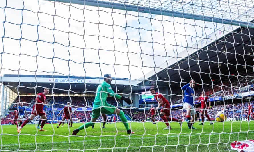 Scottish Premiership: Kemar Roofe lifts Rangers as late strike sinks Aberdeen | Scottish Premiership 2 Kemar Roofe beats Aberdeen keeper Joe Lewis from close range.