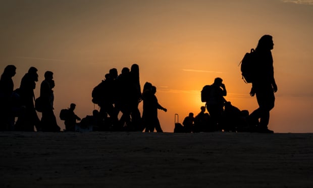 Colonne de migrants marchant vers la frontière