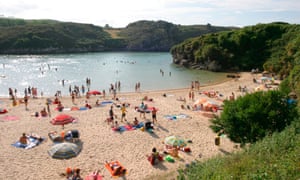 Jolie plage de Poo vert dans les Asturies, dans le nord de l'Espagne.