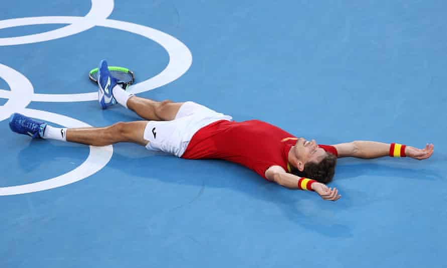 Pablo Carreño Busta s'effondre en triomphe après avoir scellé la médaille de bronze.