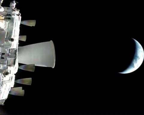 Μια άποψη της Γης από το διαστημόπλοιο Orion καθώς βρίσκεται σε τροχιά πάνω από τον πλανήτη την Πέμπτη.