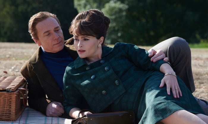 Queen Olivia Colman An Epic Budget And A Cast Of Thousands A Year Behind The Scenes On The Crown Television Radio The Guardian