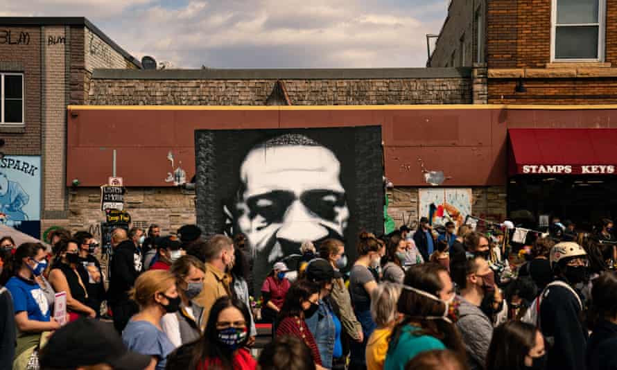 Люди собираются на площади Джорджа Флойда в Миннеаполисе на митинг солидарности AAPI и «Черное воскресенье».