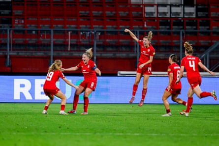 Twente’s players surround Danique van Ginkel after her opening goal