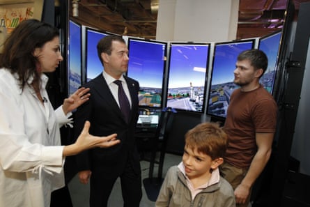 Sindeyeva shows Russian president Dmitry Medvedev around the Dozhd TV station in Moscow in 2011