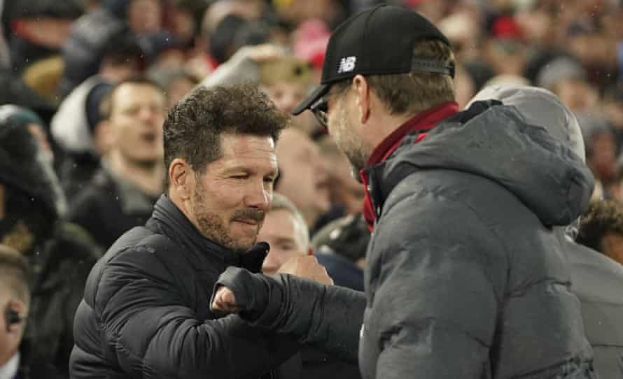 La poignée de main d'avant-match des managers entre Diego Simone et Jurgen Klopp a été remplacée par une bosse à l'avant-bras