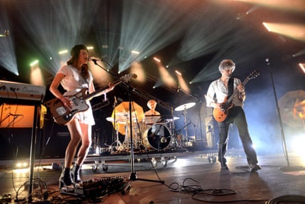 Blonde Redhead in stage in Los Angeles in 2017