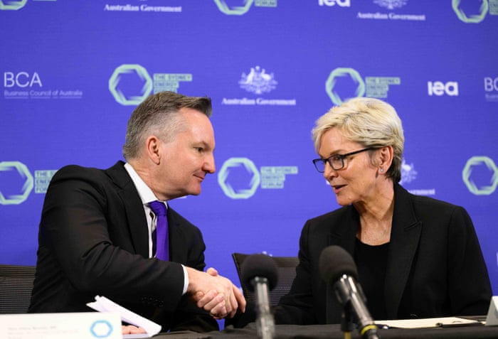 Energy minister Chris Bowen and US secretary of energy Jennifer Granholm sign the Australia & United States net zero technology acceleration partnership.