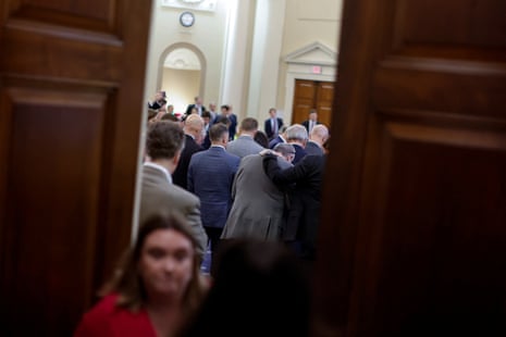 الجمهوريون في مجلس النواب يحنون رؤوسهم في الصلاة بعد انتخاب جونسون مرشحهم التالي لمنصب رئيس مجلس النواب.