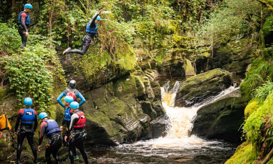 Sailing-Stream.fr ⚓ 10 nouvelles vacances fantastiques au Royaume-Uni sur l'eau | Vacances en bateau ⚓ Canyoning dans le nord du Pays de Galles